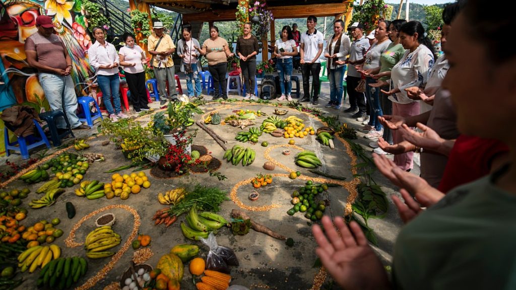Auf einem "Fest der Fülle" (Erntedankfest), organisiert von dem Projektpartner Landpastoral der Diözese Pasto, danken Bauern für die reiche Ernte, die sie dank agroökologischer Methoden einfahren, La Union, Nariño, Kolumbien