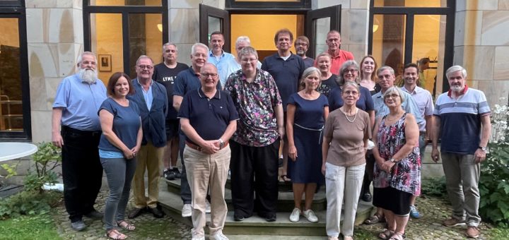 Propst Coersmeier und Mitglieder der Gremien aus dem Pastoralen Raum Dortmund-Mitte starteten den Immobilienprozess für die neun selbstständigen katholischen Kirchengemeinden in Dortmund-Mitte. Foto: Propsteigemeinde Dortmund